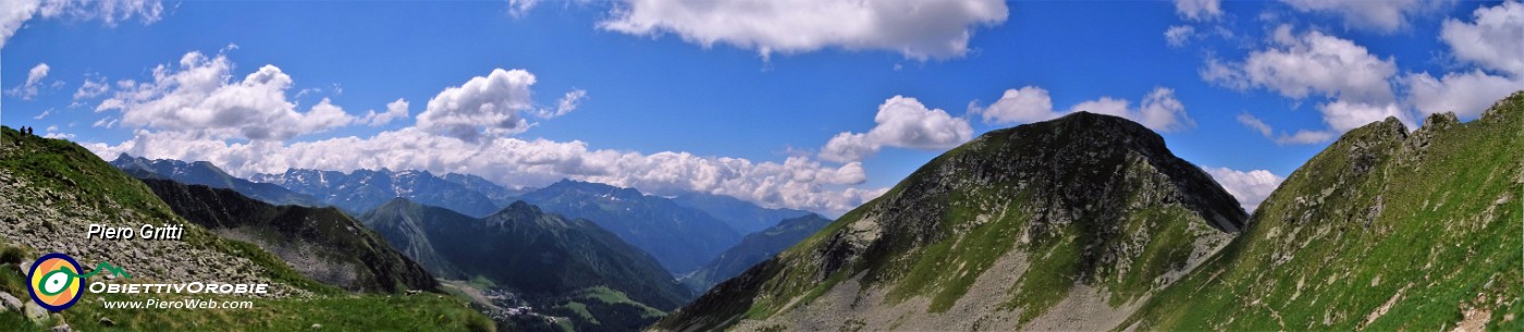 59 Panoramica sul vallone verso Foppolo e sul Monte Valegino e Passo di porcile a dx.jpg